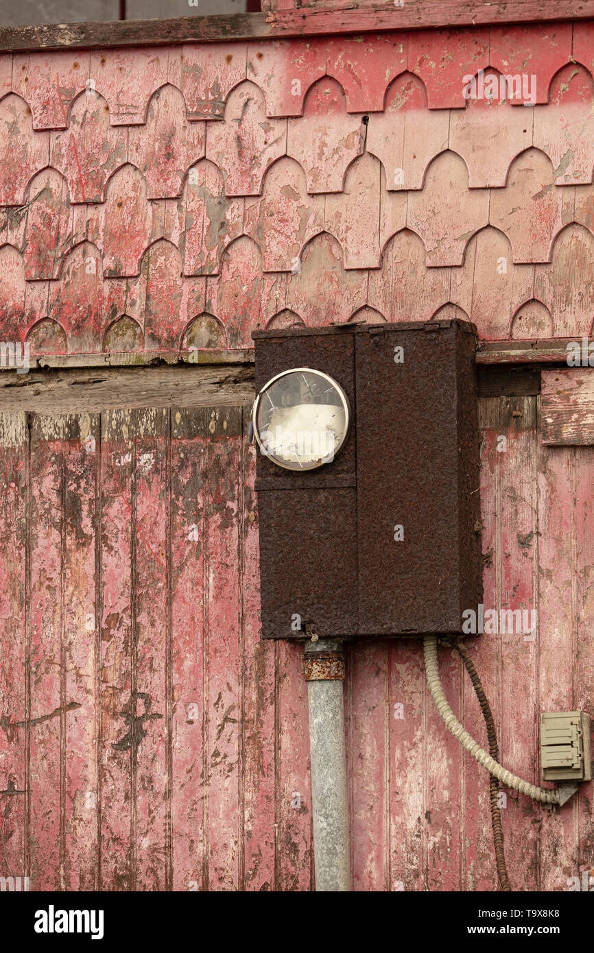 Vieille boîte électrique sur une détérioration de la chambre avec la décoloration et l'écaillage de la peinture Banque D'Images