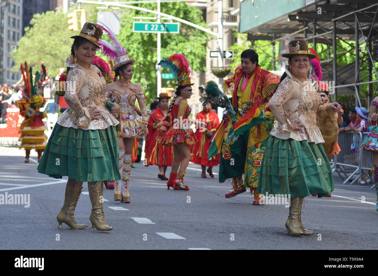 Des milliers de personnes ont participé à la parade de danse annuel le long de Broadway à New York le 18 mai 2019. Banque D'Images