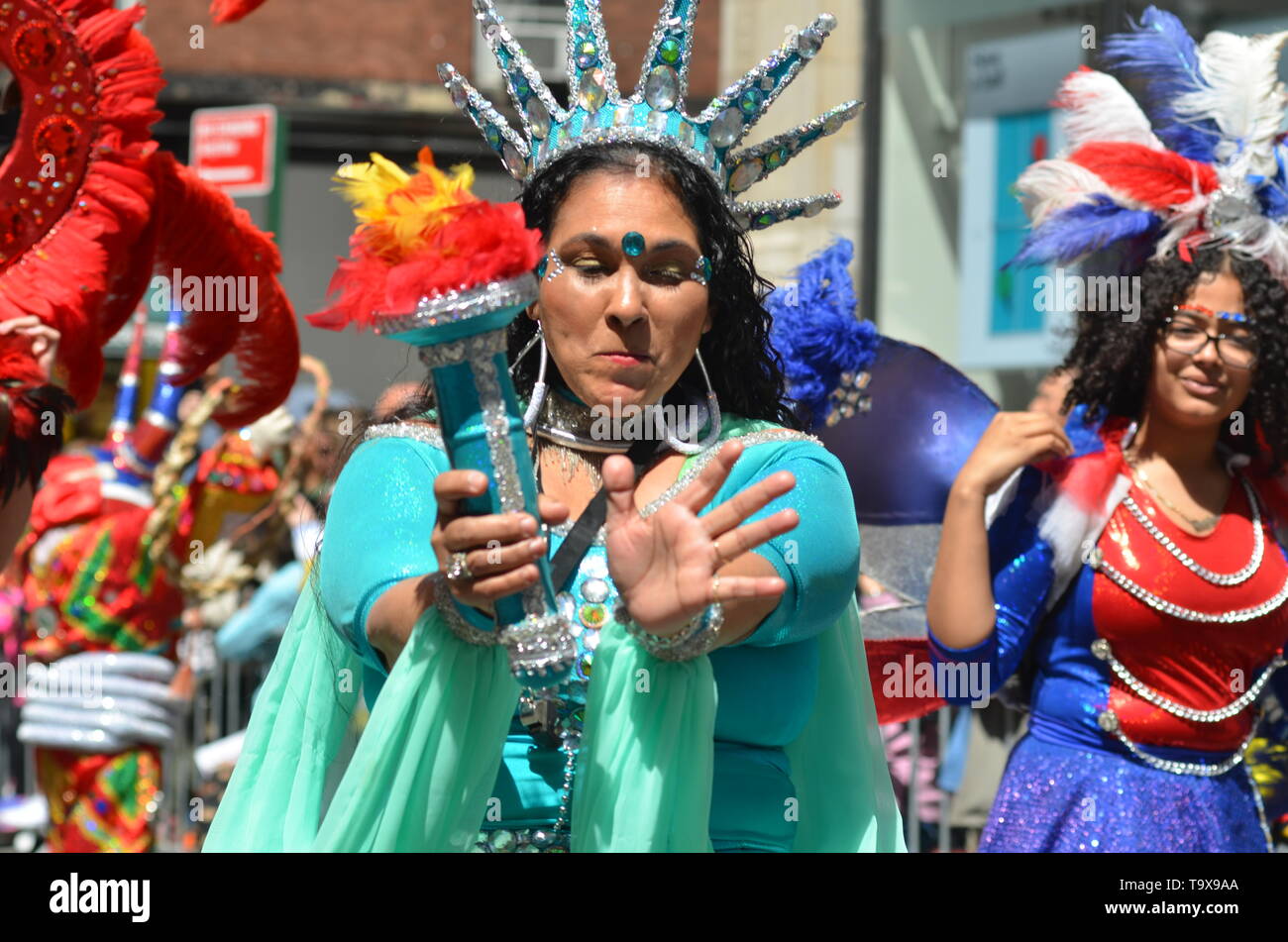 Des milliers de personnes ont participé à la parade de danse annuel le long de Broadway à New York le 18 mai 2019. Banque D'Images