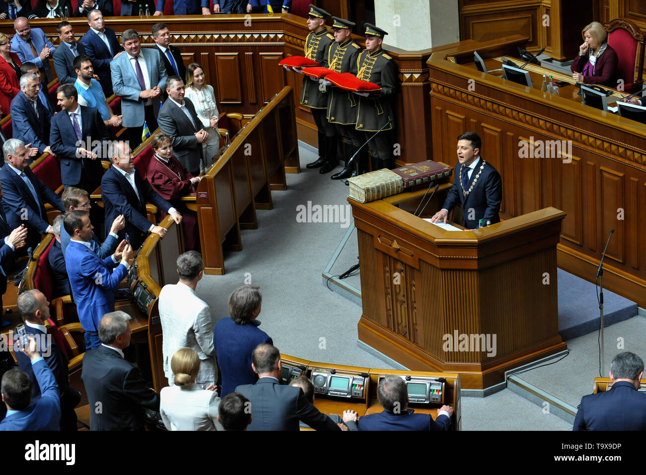 Nouveau président ukrainien Volodymyr Zelensky vu parler au cours de sa cérémonie d'inauguration à l'parlement ukrainien. Banque D'Images