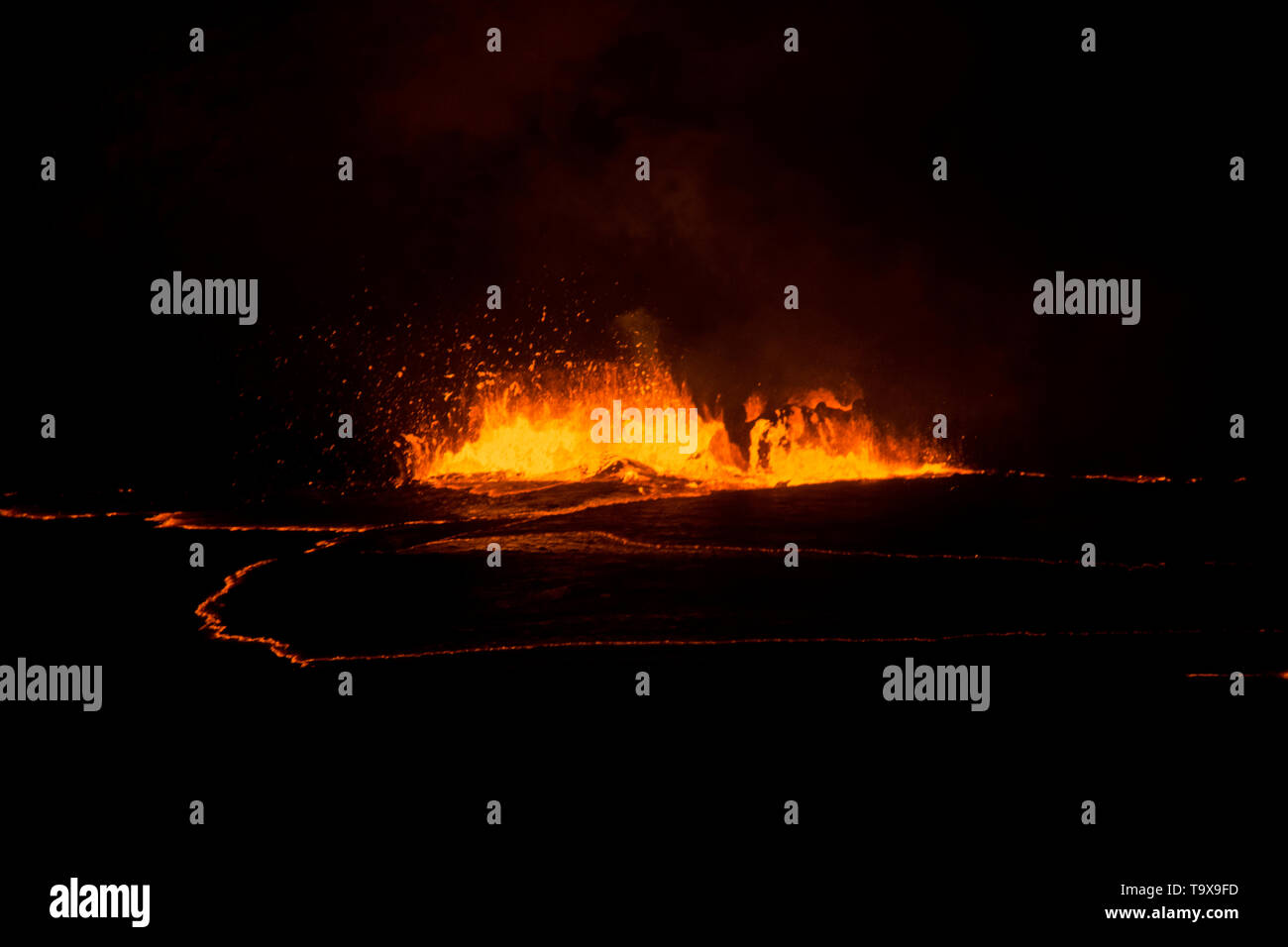 Explosion de lave actives à l'intérieur du cratère Halemaumau la nuit, Kilauea Volcano, Volcanoes National Park, Hawaii, USA Banque D'Images