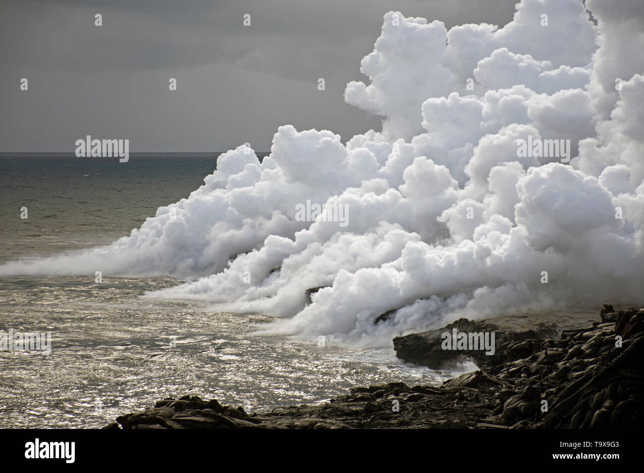 Les fumées dangereuses de la lave qui s'écoule dans l'océan, Kalapana, Hawaii, USA Banque D'Images