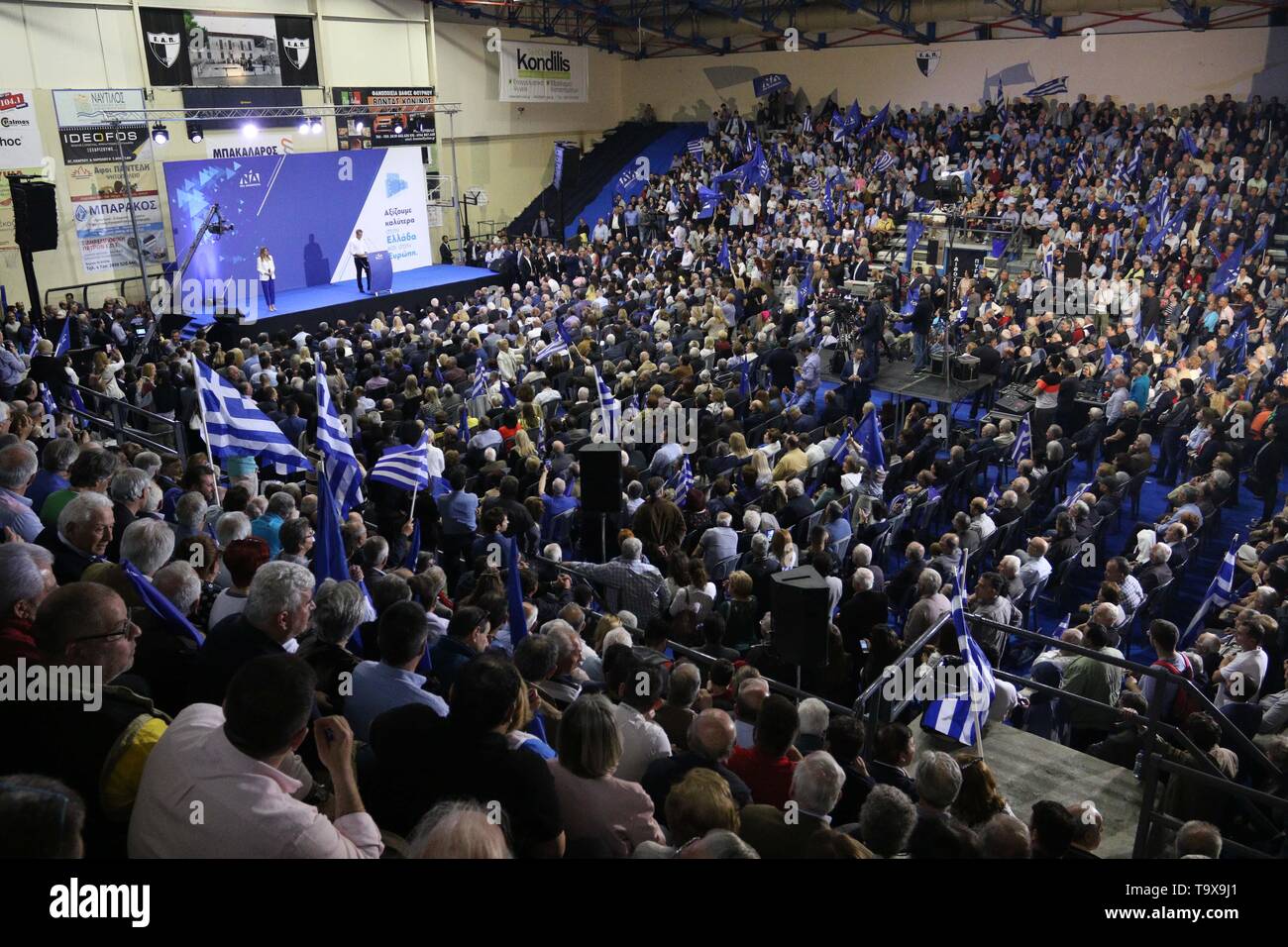 Vue panoramique de la salle durant l'adresse. Moins d'une semaine avant les élections européennes, principal parti d'opposition, le chef du parti Nouvelle Démocratie Kyriakos Mitsotakis traite de partisans. Les partis politiques grecs ont mené une campagne difficile au cours des dernières semaines avant les élections du Parlement européen le 26 mai et les deux tours des élections locales. Banque D'Images