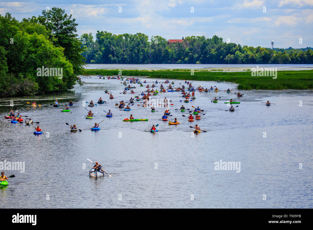 Les kayakistes venant au coin de la 4e édition de paddle-Pub Crawl, Wausau, Wisconsin, Etats-Unis, 7/28/18, Banque D'Images