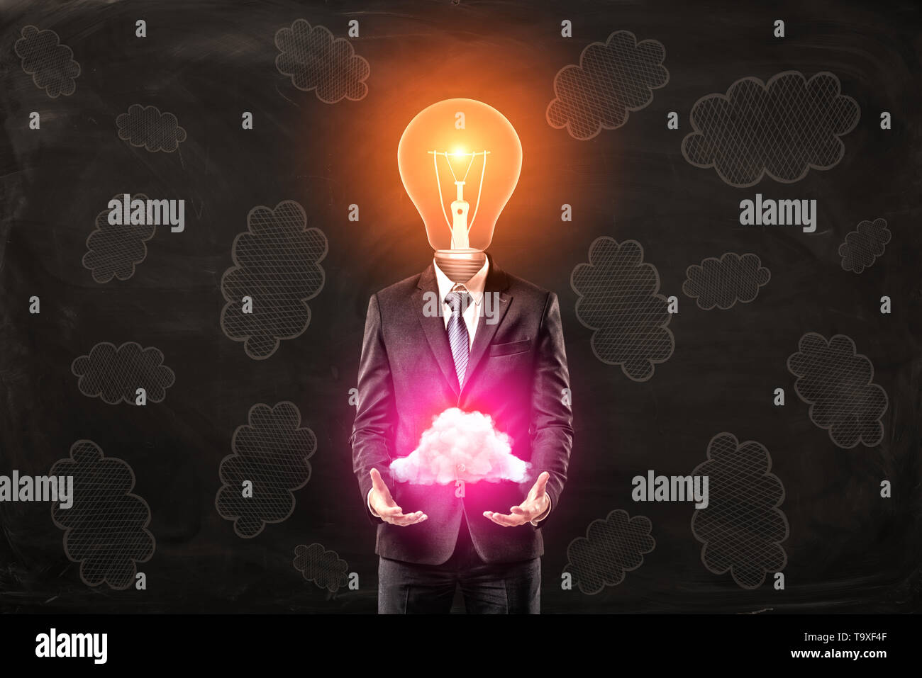 Businessman with Light bulb head holding néon rose nuage dans les mains sur nuage noir motif de fond Banque D'Images