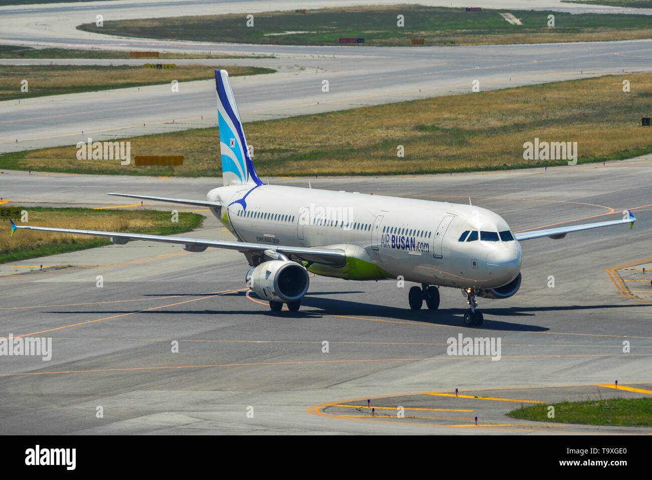 Osaka, Japon - Apr 18, 2019. HL7730 Busan Air Airbus A321 le roulage sur la piste de l'aéroport de Kansai (KIX), à Osaka au Japon. Banque D'Images