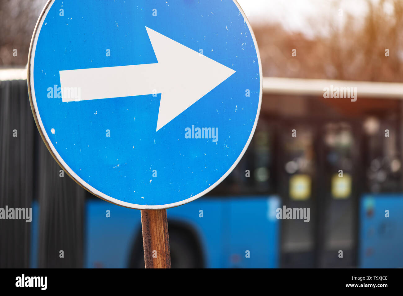 Continuer en direction du trafic flèche signe sur la rue avec véhicule de flou artistique en arrière-plan Banque D'Images