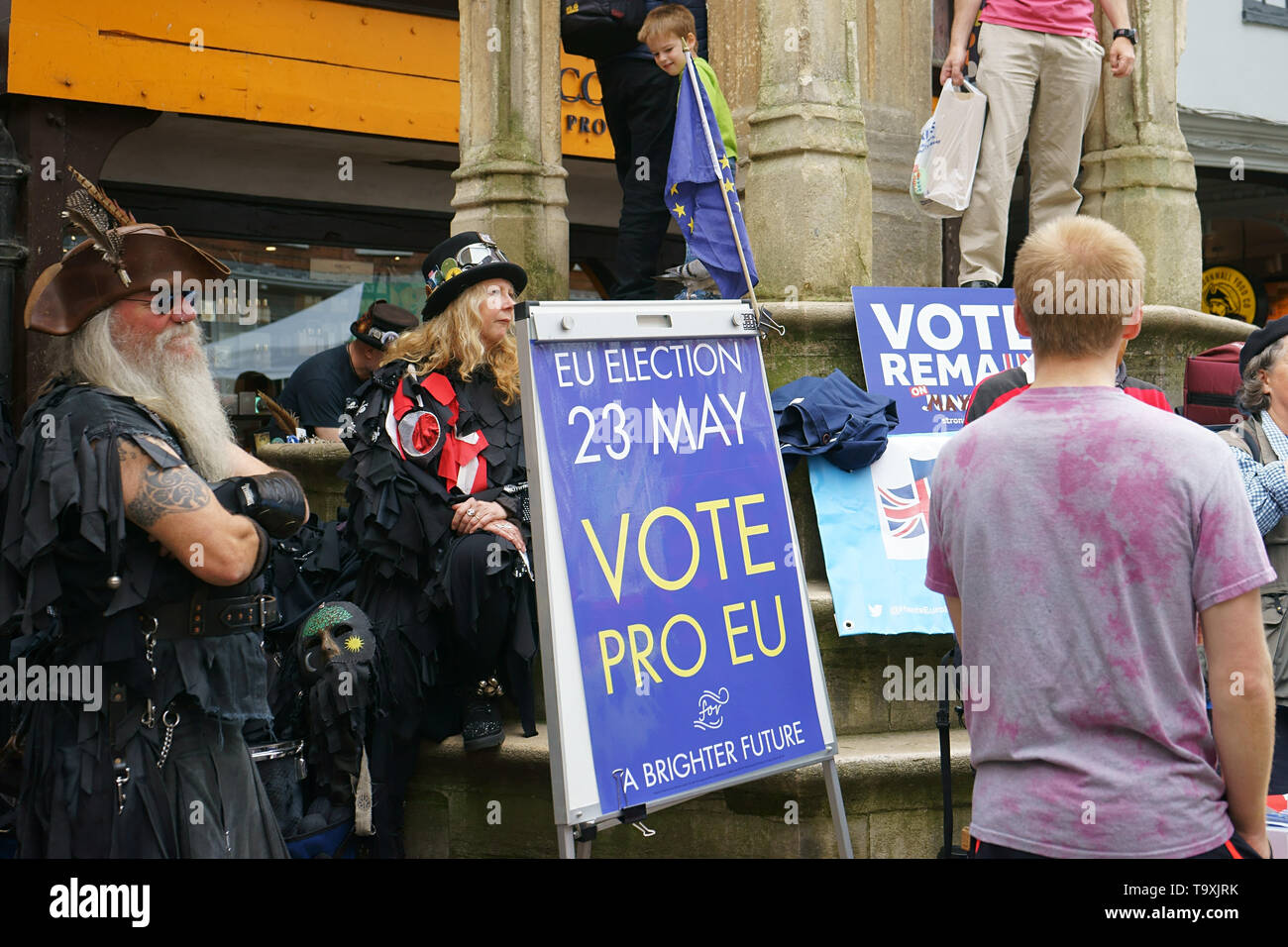 Winchester, Royaume-Uni. UE Le Parlement vote le jour de l'élection 23 mai 2019 - bénévoles distribuer des tracts dans le centre-ville de Winchester au cours du MAYFEST - 18 mai 2019 Banque D'Images