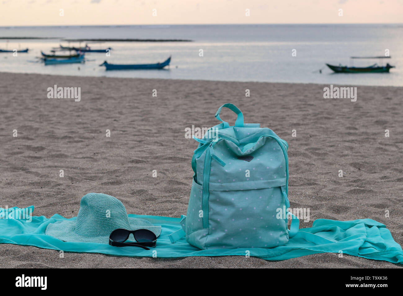 Sac à dos lumineux, paréo, lunettes et chapeau se trouvent sur la plage de sable, l'été travel concept, avec copie espace pour le texte Banque D'Images