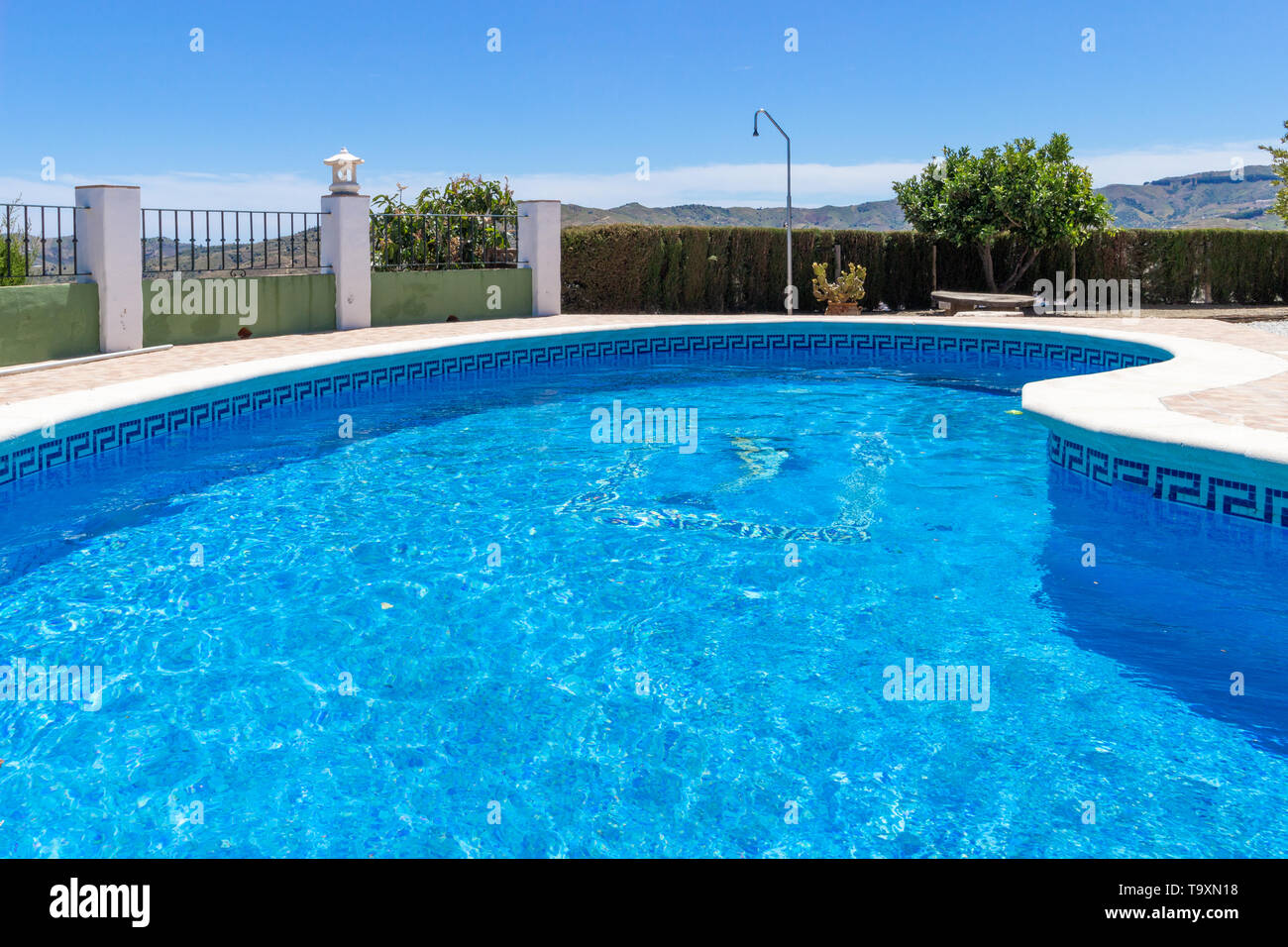 Une belle piscine de luxe à une villa dans la destination de vacances de Malaga en Espagne sous le ciel bleu en été Banque D'Images