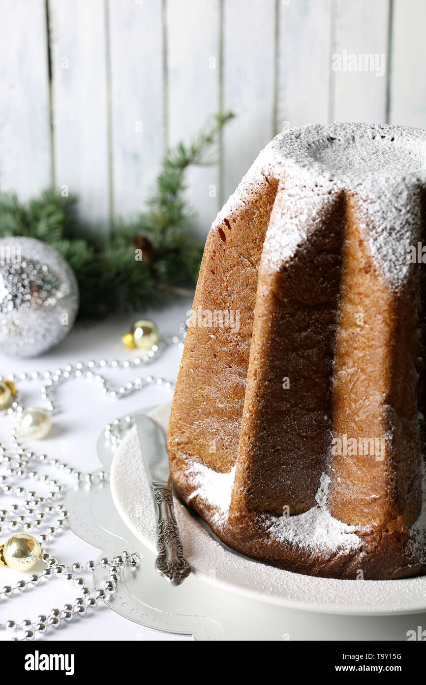 Les Gateaux De Noel Traditionnels Italiens Gateau De Noel Traditionnel Italien Pandoro Sur Fond Blanc Decorations De Noel Photo Stock Alamy