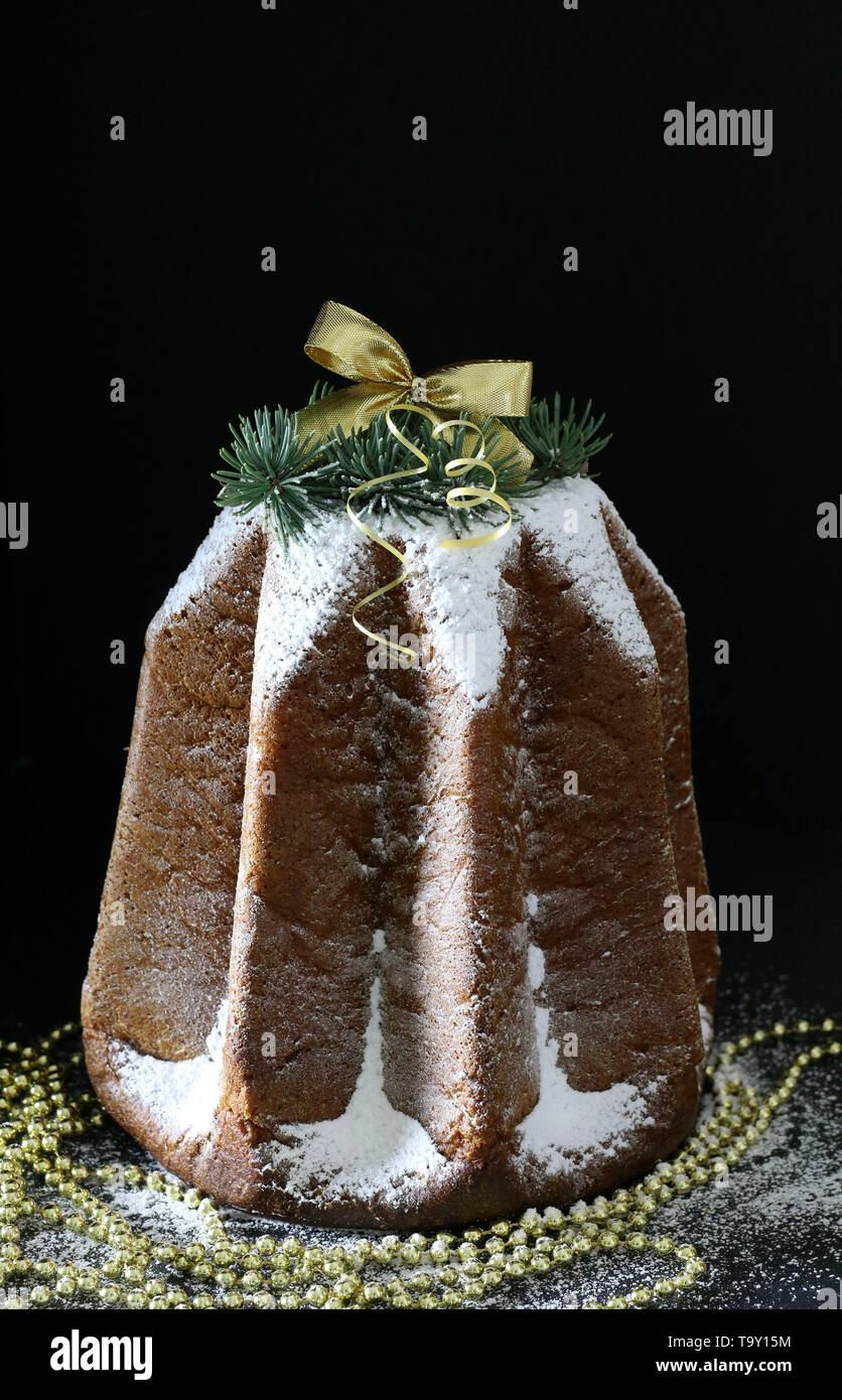 Les Gateaux De Noel Traditionnels Italiens Gateau De Noel Traditionnel Italien Pandoro Sur Fond Sombre Decorations De Noel Photo Stock Alamy