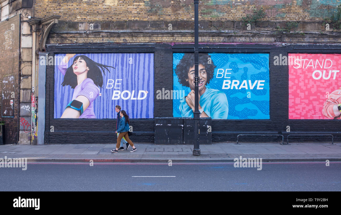 Shoreditch, London, England, UK - Avril 2019 : ci-dessous les panneaux d'annonces grand fresque dans East London Shoreditch Banque D'Images