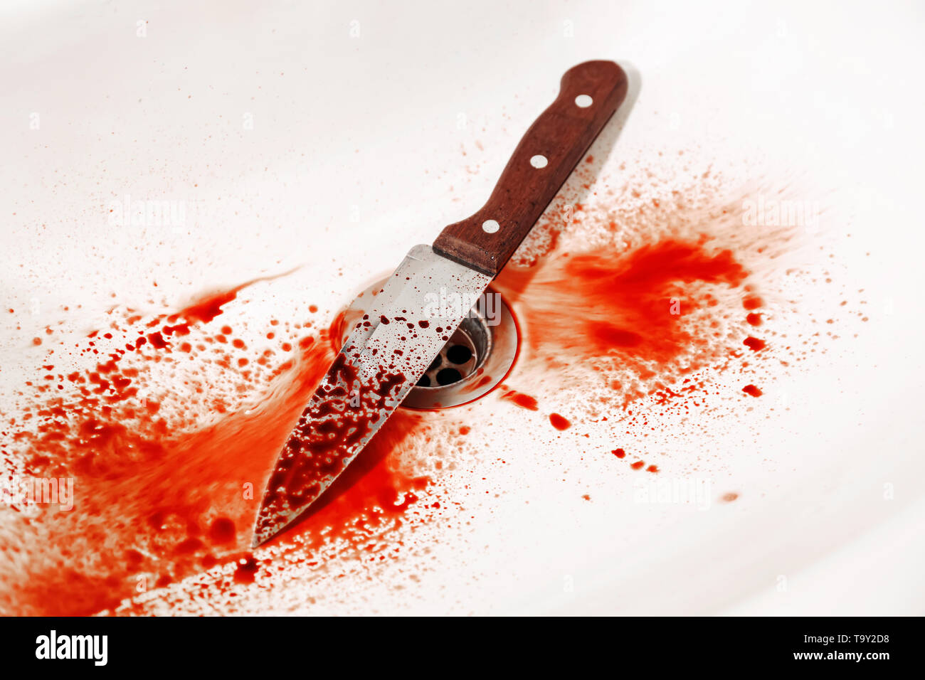 Le couteau avec le sang dans le lavabo Banque D'Images