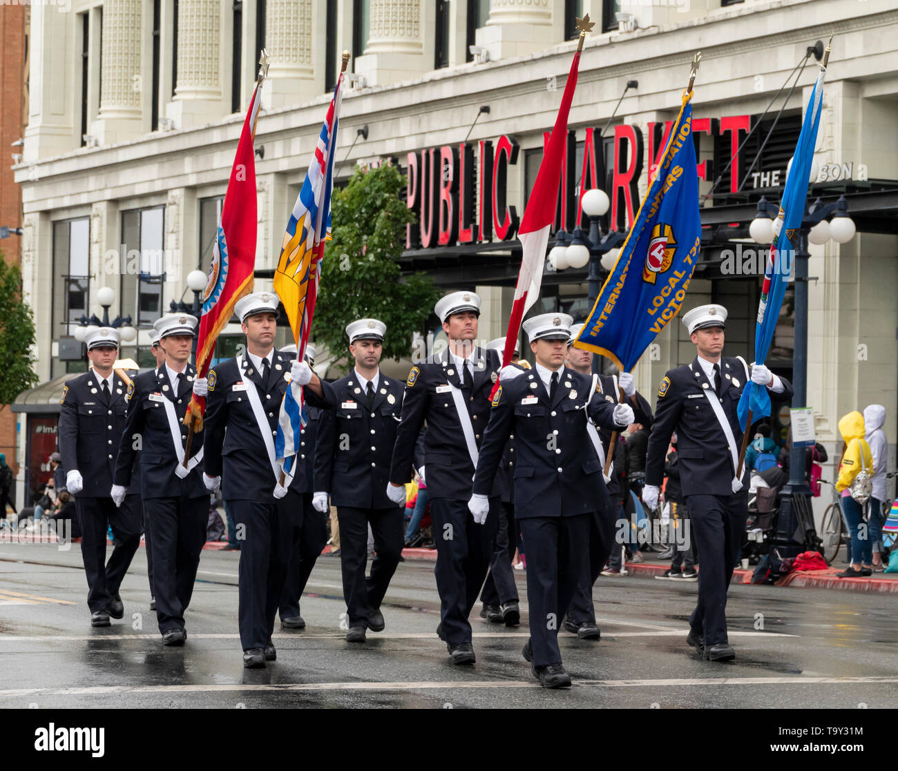 Les pompiers dans l'marcching Victoria Day Parade le 20 mai 2019 à Victoria, Colombie-Britannique, Canada. Banque D'Images