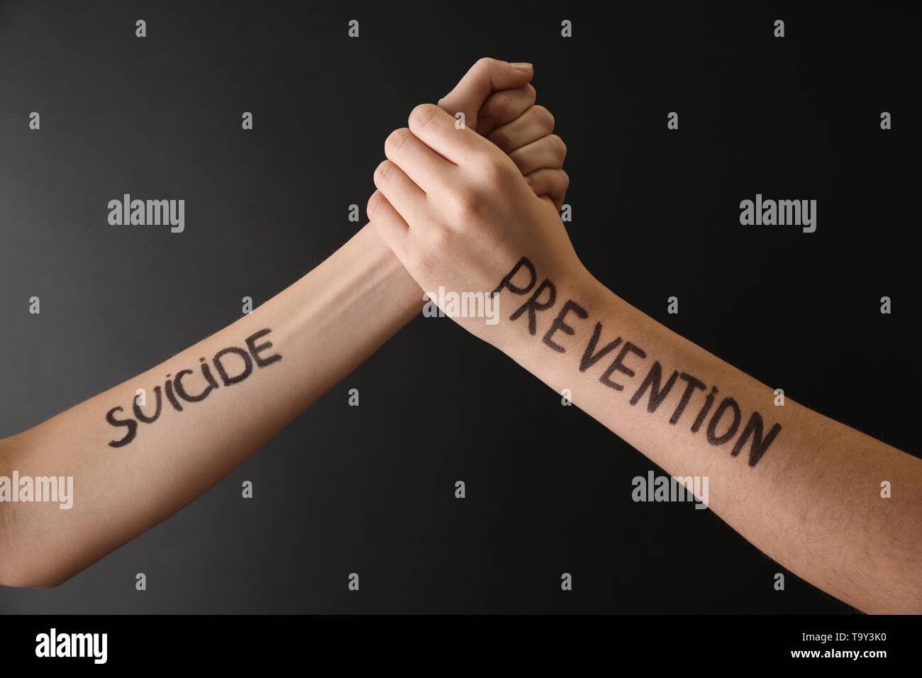 Femmes avec texte DE LA PRÉVENTION DU SUICIDE sur fond sombre Banque D'Images