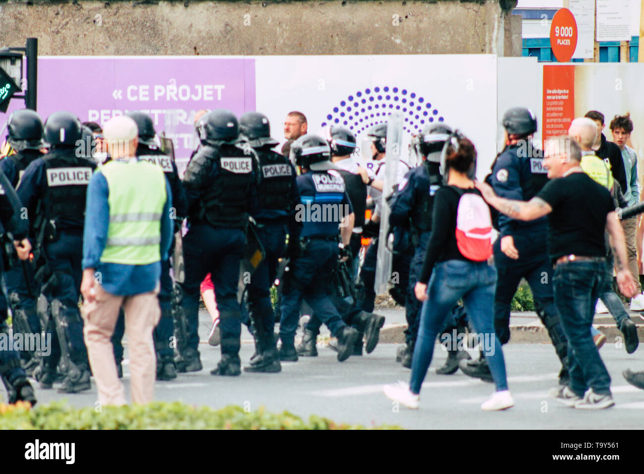 Reims France 18 Mai, 2019 Avis de la Police Nationale Française émeutiers chargement lors de manifestations des gilets jaunes dans les rues de Reims le samedi Banque D'Images
