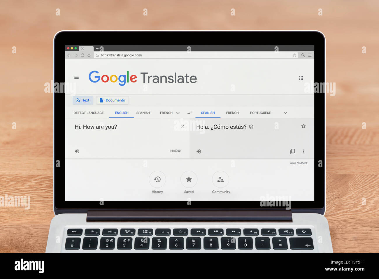 Un Apple Macbook affiche le site web de Google Translate (usage éditorial uniquement). Banque D'Images