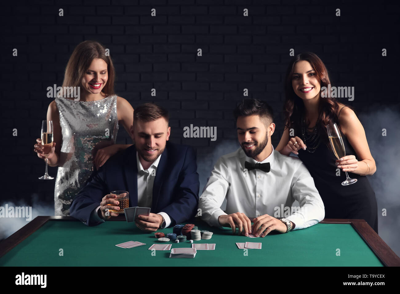 Groupe de joueurs de poker à la table de casino Banque D'Images