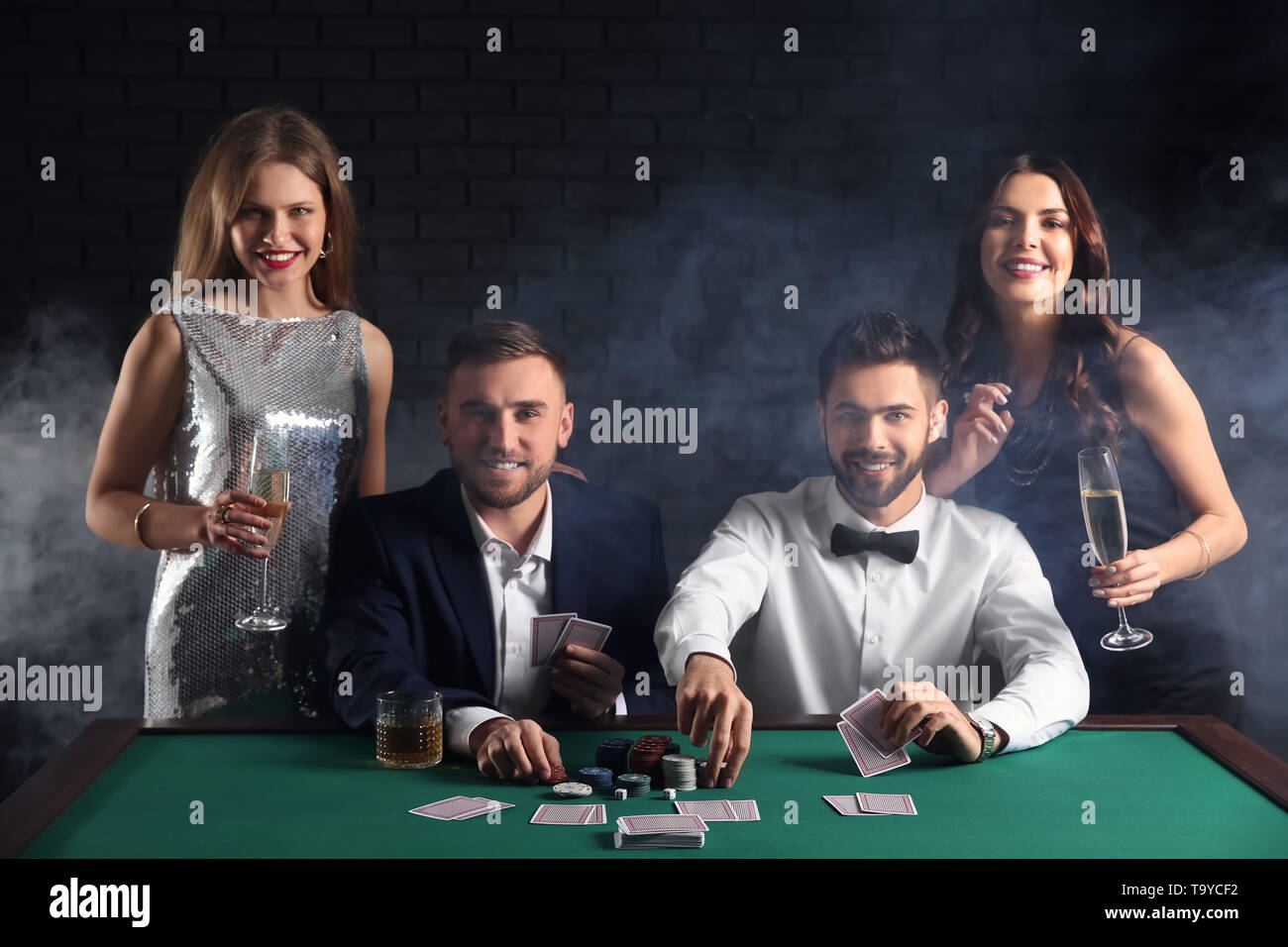 Groupe de joueurs de poker à la table de casino Banque D'Images