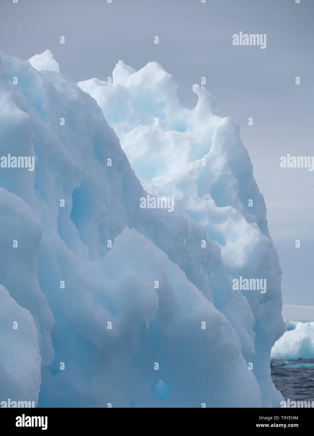 Close up d'un bleu léger et moyen avec iceberg divots et dépressions en flottant dans l'océan Atlantique Sud. Banque D'Images