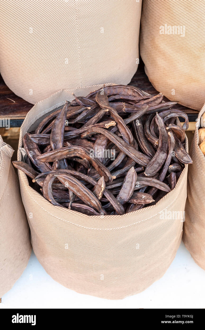 Israël, Tel Aviv - 17 mai 2019 : Shuk levinsky marché : caroubes, Tel Aviv, Israël Banque D'Images