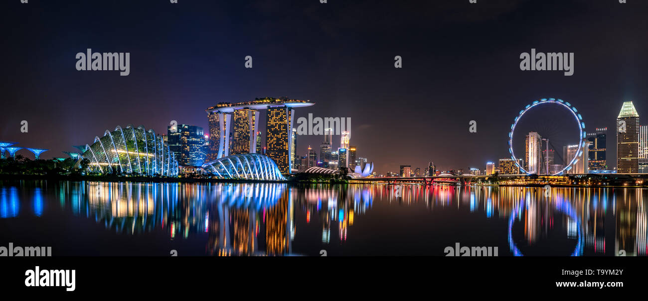 Singapour-Mai 19, 2019 : Paysage urbain et moderne de Singapour ville financière en Asie. Vue de la baie de la marina de Singapour. Paysage de nuit Banque D'Images