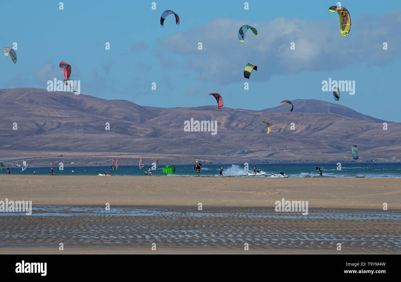 Vacances aux îles Canaries, les touristes de profiter de la journée sur la plage de vent Banque D'Images