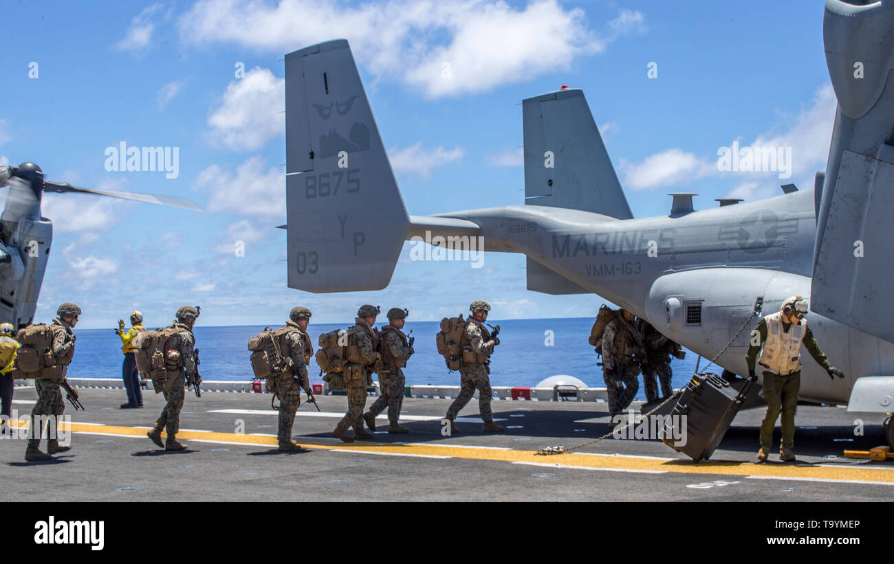 190512-M-EC058-0024 de l'OCÉAN PACIFIQUE (12 mai 2019) Les Marines américains et les marins avec la compagnie Kilo, bataillon de l'équipe d'atterrissage 3/5, 11e Marine Expeditionary Unit (MEU), à bord d'un MV-22 Osprey à bord du navire d'assaut amphibie USS Boxer (DG 4). Les Marines et les marins du 11e MEU mènent des opérations de routine dans le cadre du groupe amphibie Boxer. (U.S. Marine Corps photo par Lance Cpl. Dalton S. Swanbeck) Banque D'Images