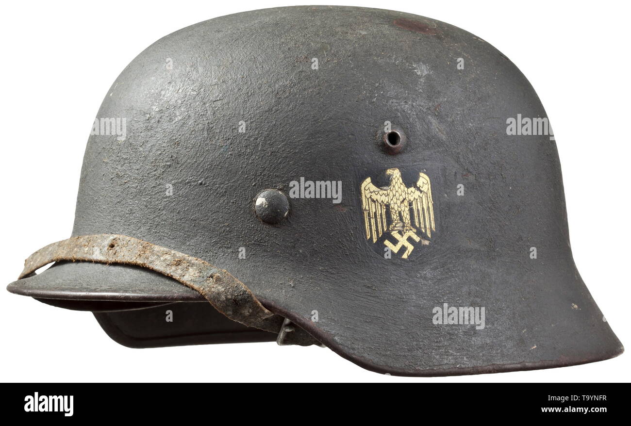 Un casque d'acier M 35 pour le personnel de la Kriegsmarine crâne acier gris avec de la peinture de camouflage rugueux, maker's stamps 'E64' (Travaux publics) et l'émail Saxon '3244', de la protection de l'aigle doré environ 95 % intact. Revêtement intérieur (complet) foxed. à jugulaire, historique, historique, les forces navales de la marine, militaire, militaria, branche de service, les directions générales de service, les forces armées, le service armé, objet, objets, alambics, clipping, coupures, cut out, cut-out, cut-outs, 20e siècle, Editorial-Use-seulement Banque D'Images
