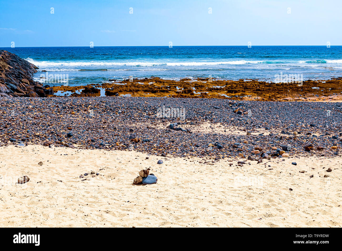 Vue sur la côte Atlantique à Ténérife. Plage, de pierres volcaniques, de cailloux. Tenerife Banque D'Images