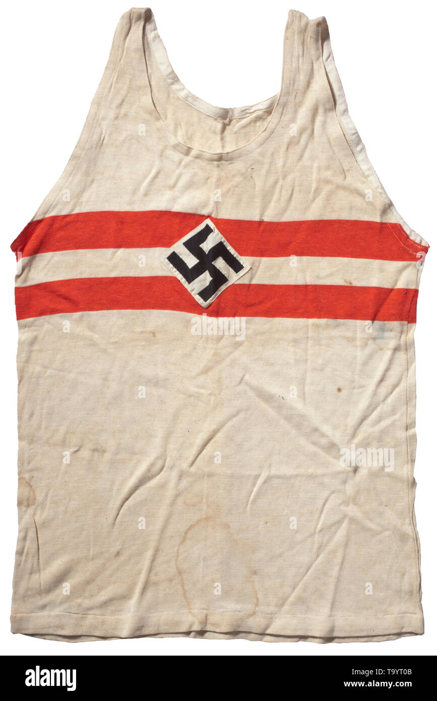 Une chemise de sport pour les membres de la Jeunesse Hitlérienne Weiße Baumwolle mit roten umlaufenden aufgenähtem 160 Kellnertasche Hakenkreuz und der Armbinde en forme. Historique Historique, Stockflecken., 20e siècle, Additional-Rights Clearance-Info-Not-Available- Banque D'Images