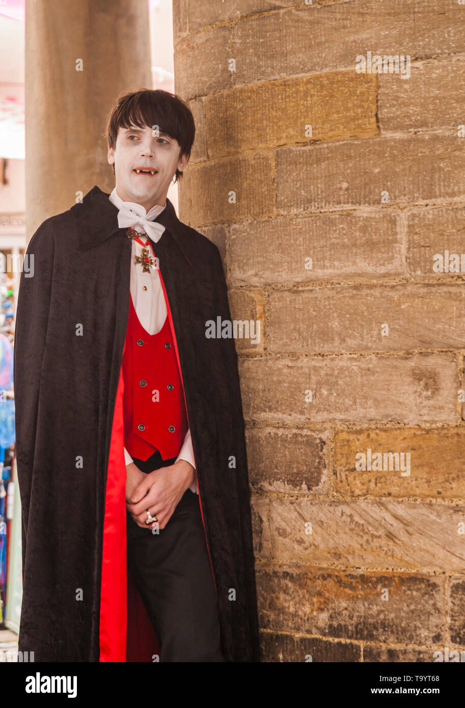Un acteur habillé en comte Dracula pendant le tournage à Whitby, North Yorkshire, Angleterre, Royaume-Uni Banque D'Images