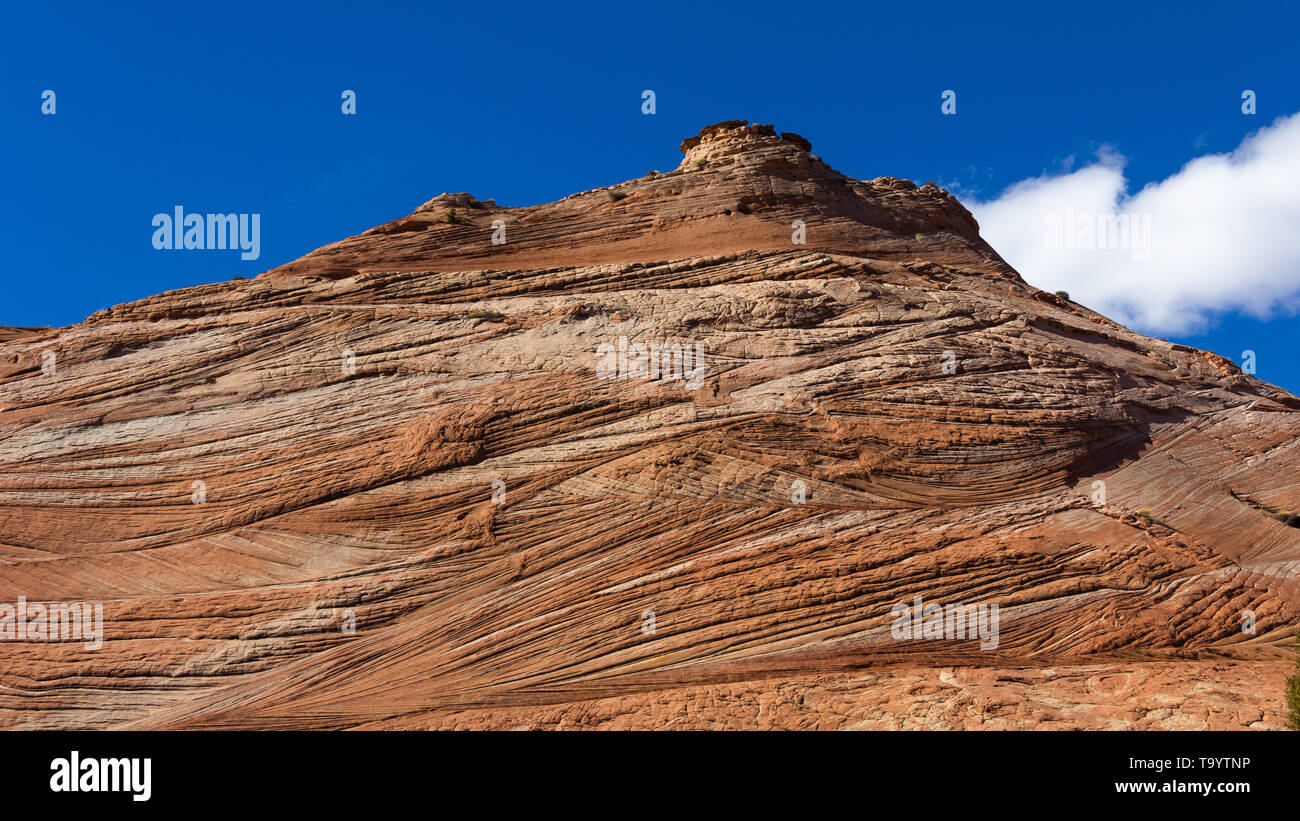 des textures uniques dans les falaises se détournent de millions d'années par eau et vent Banque D'Images