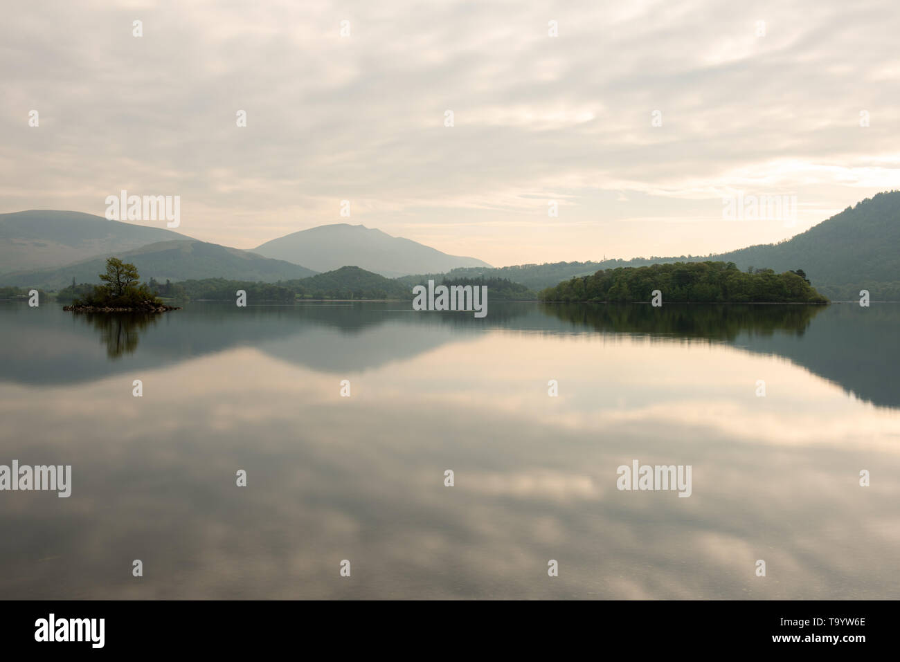 Matin réflexions sur Derwent Water Banque D'Images