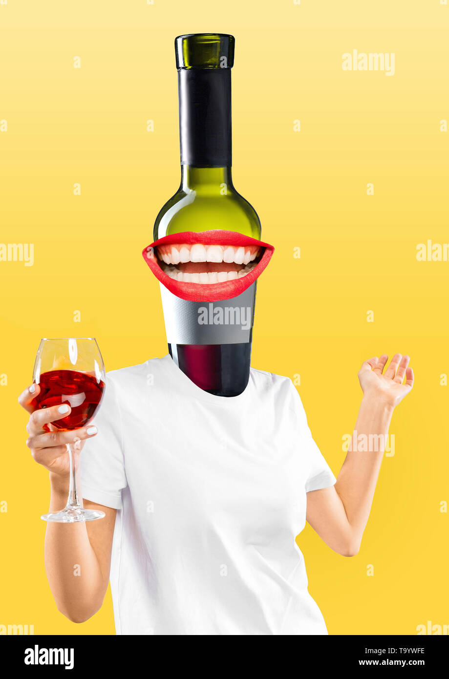 Corps de femme en chemise blanche dirigée par une bouteille de vin rouge  avec un sourire parfait sur fond jaune. L'espace négatif pour insérer votre  texte. Design moderne Photo Stock - Alamy