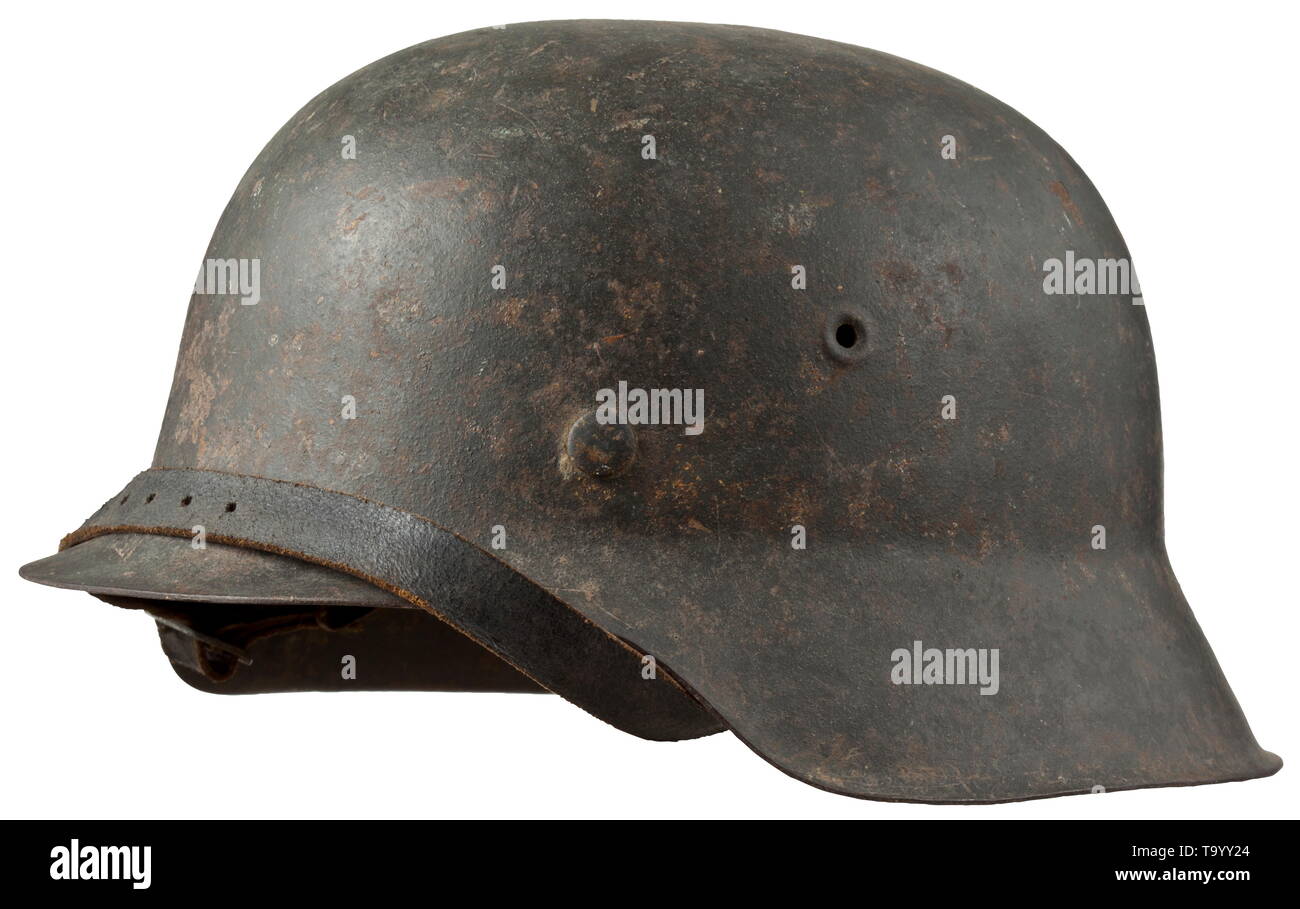 Un casque d'acier M 42 pour les membres de la Waffen-SS en acier peint gris  ardoise crâne (rouille) avec lumière film maker's stamp (illisible,  probablement pour 'ET' Thale Iron Works) et '35892'.