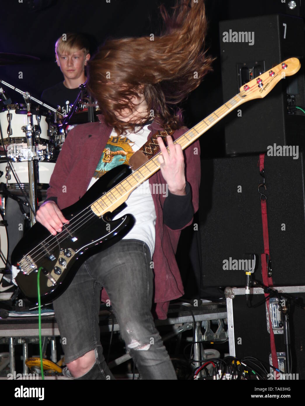 Paignton, Devon, Angleterre: Le guitariste de basse d'Ethyrfield et le chanteur principal Zach Cornish vivent sur scène avec le batteur Dan Aston en arrière-plan Banque D'Images