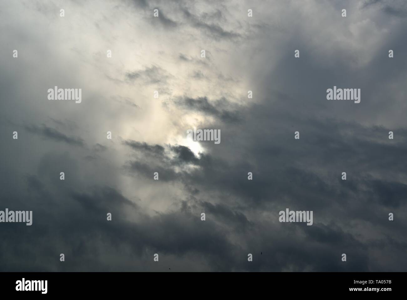 Padoue, Italie. Ciel gris. Le soleil se cache derrière les nuages. Banque D'Images