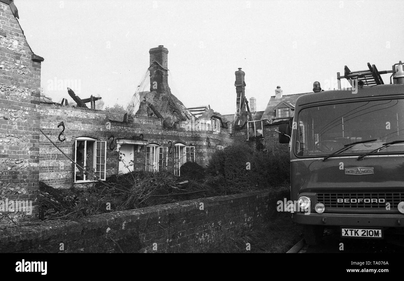 Produits de récupération à la suite d'un incendie de chaume c1973 dans la région de Weymouth, Dorset. Remarque Le bâtiment fumaient encore que les pompiers s'il reste en sécurité. Photo par Tony Henshaw Banque D'Images