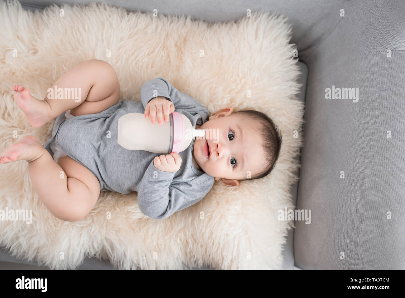L Alimentation Du Nourrisson Bebe Asiatique De Lait Bouteille 9 Mois Apres La Naissance Photo Stock Alamy