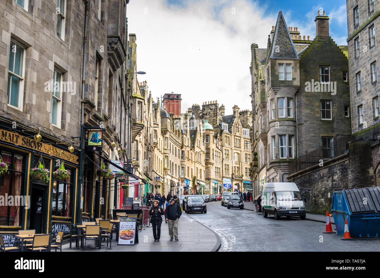 Les gens qui marchent le long de la pittoresque Cockburn Street bordée de restaurants et boutiques de la vieille ville d'Édimbourg sur une journée d'hiver Banque D'Images