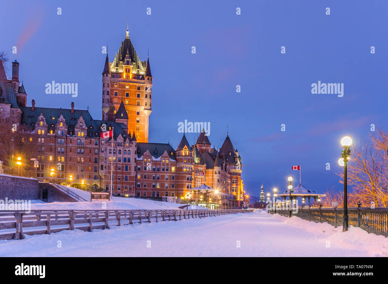 Belle vue sur le Château Frontenac et la Terrasse Dufferin couvertes de neige sur une nuit d'hiver Banque D'Images