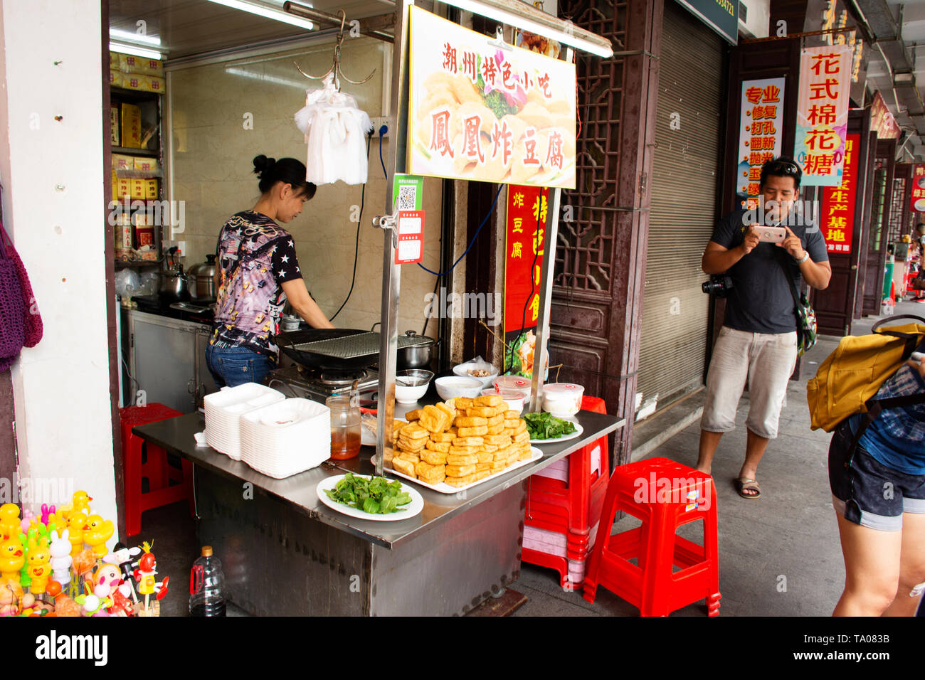 Les Chinois la cuisson du tofu frit avec légumes et sauce douce pour de graves au client thaïlandais au restaurant à Chaozhou Teochew ou le 8 mai, 20 Banque D'Images