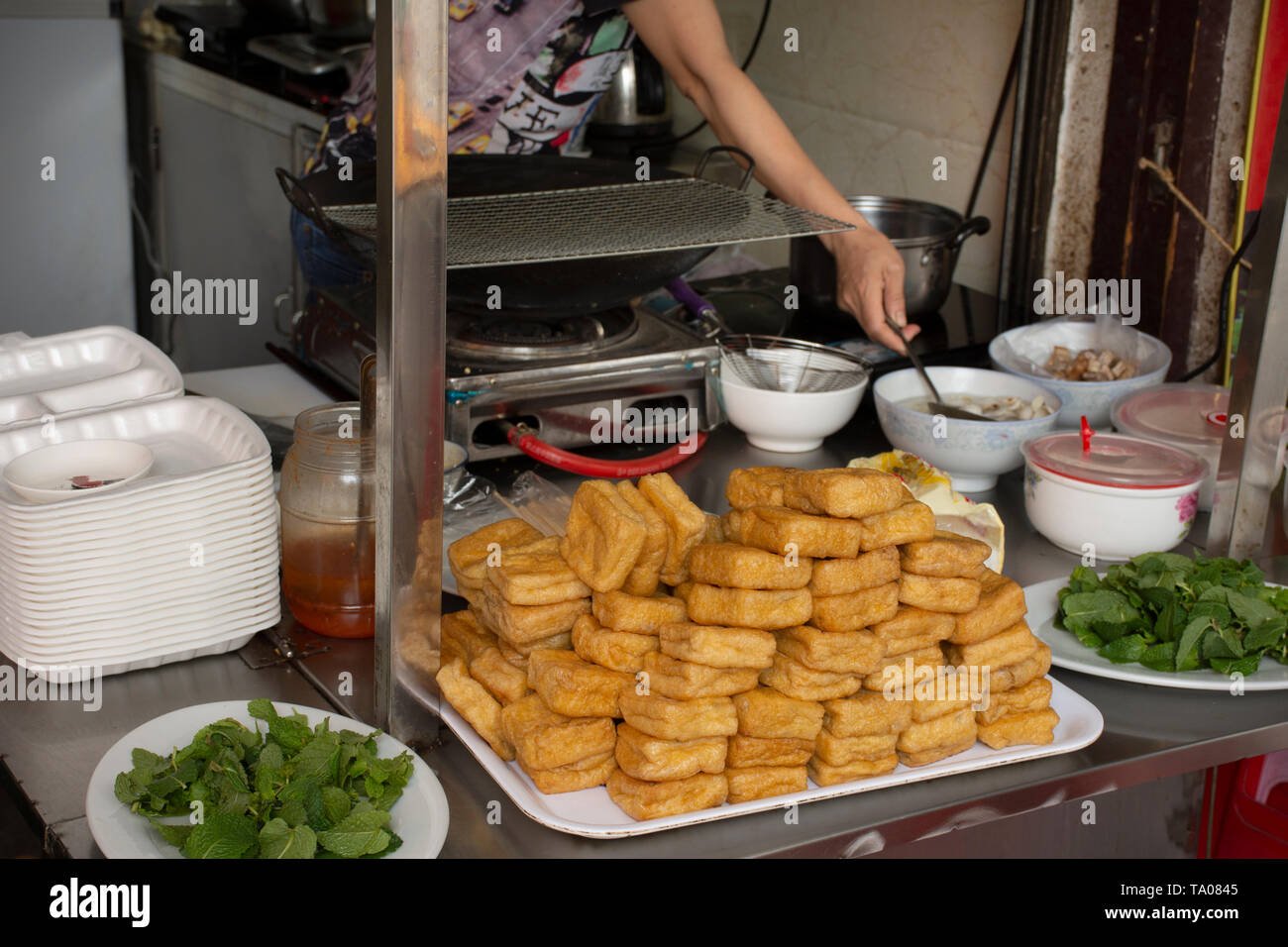 Les Chinois la cuisson du tofu frit avec légumes et sauce douce pour de graves au client thaïlandais au restaurant à Chaozhou Teochew ou le 8 mai, 20 Banque D'Images