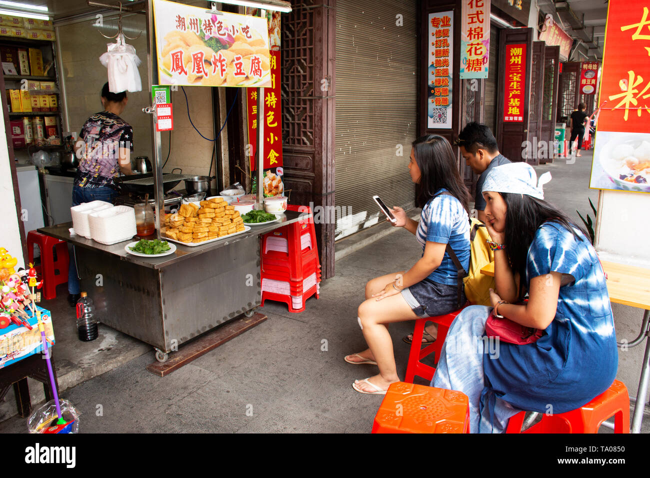 Les thaïs voyageurs chinois en attente afin de cuisine tofu frit avec légumes et sauce douce au restaurant à Chaozhou Teochew ou le 8 mai, 2 Banque D'Images