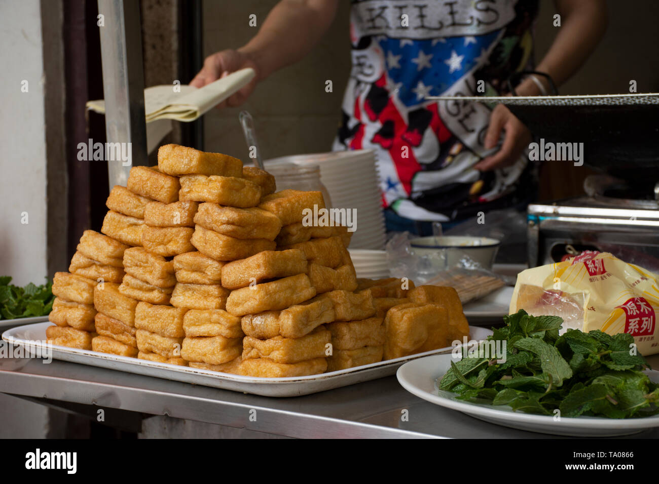 Les Chinois la cuisson du tofu frit avec légumes et sauce douce pour de graves au client thaïlandais au restaurant à Chaozhou Teochew ou le 8 mai, 20 Banque D'Images