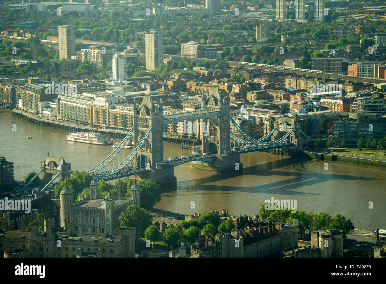 Vue sur le Tower Bridge vu de Searcys au dernier étage de l'immeuble de cornichon à Londres. Date de la photo : Le mardi, 21 mai 2019. Photo : Roger Garfiel Banque D'Images