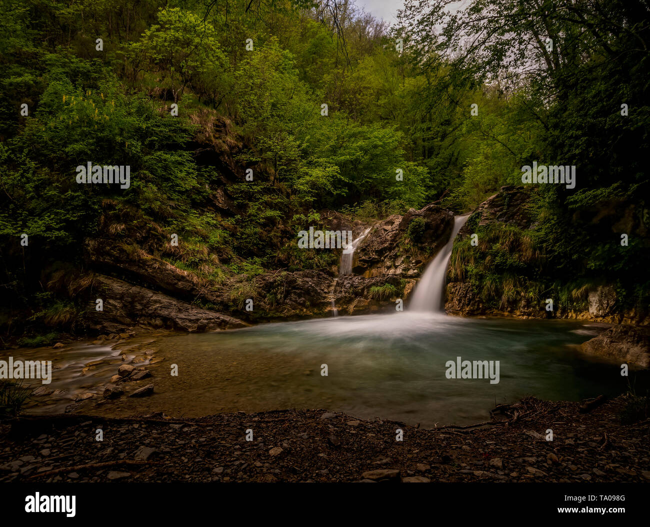 Fiacciano alias Cascate di Bozzi delle Fate ie : chutes d'Fiacciano, alias la Fée des étangs. Près de Fivizzano, Toscane, Italie du nord. Longue exposition. Banque D'Images