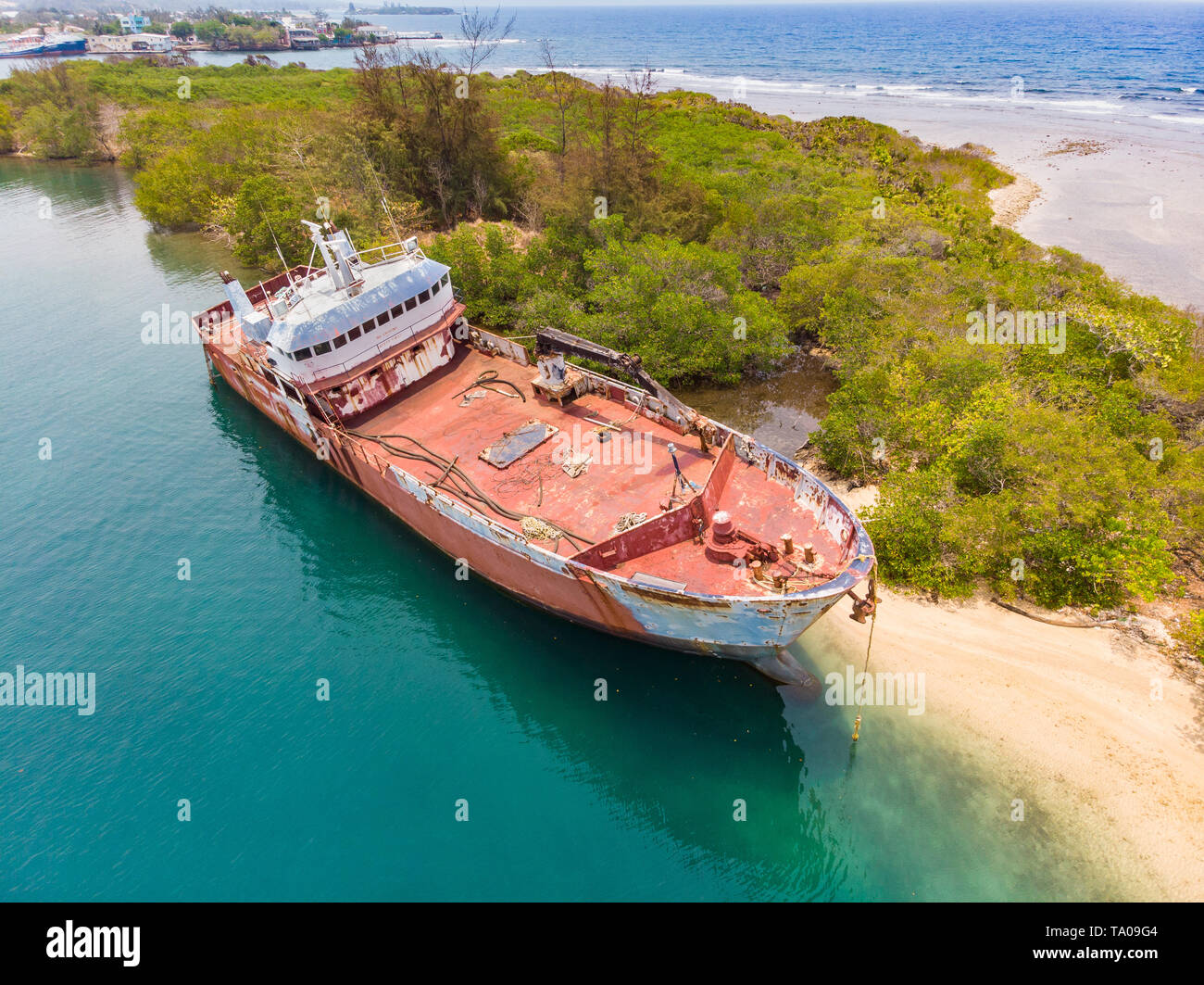 Rusted naufrage sur l'île des Caraïbes cay à Roatan, Honduras Banque D'Images